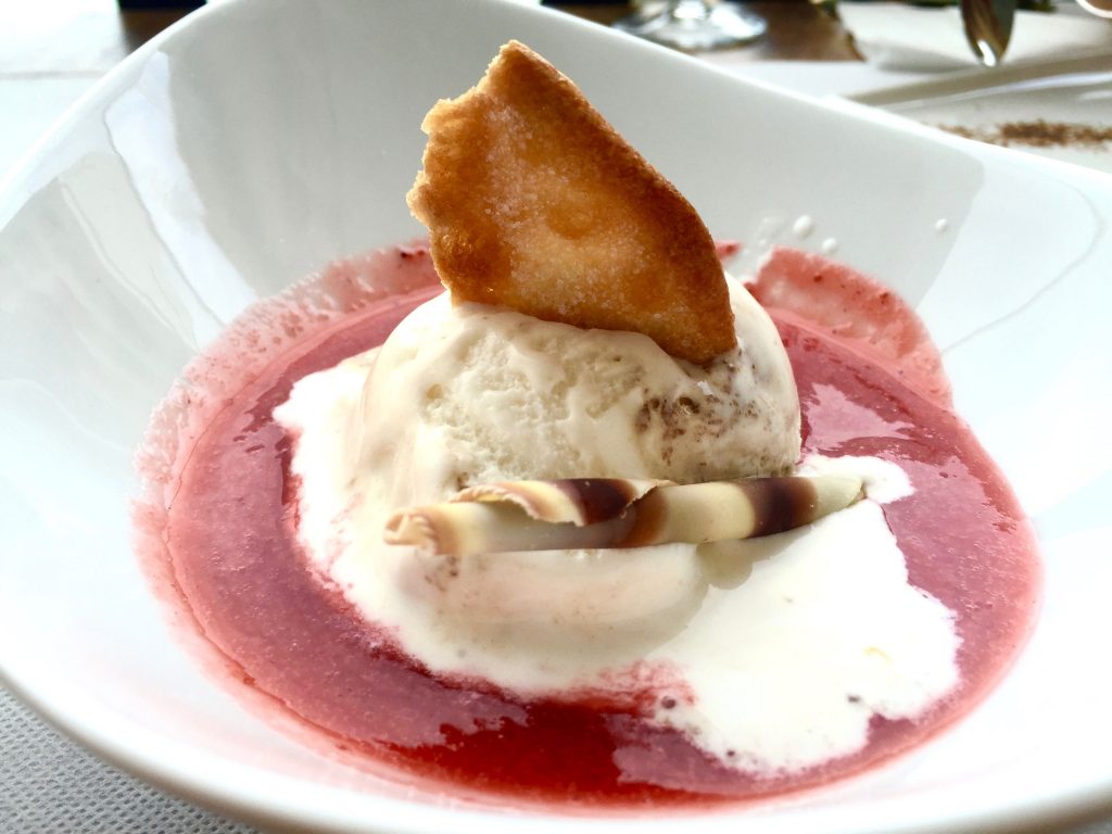 Sopita de fresas del amor con helado de queso de cabra y tosta de aceite sevillano - Muva Beach Restaurant